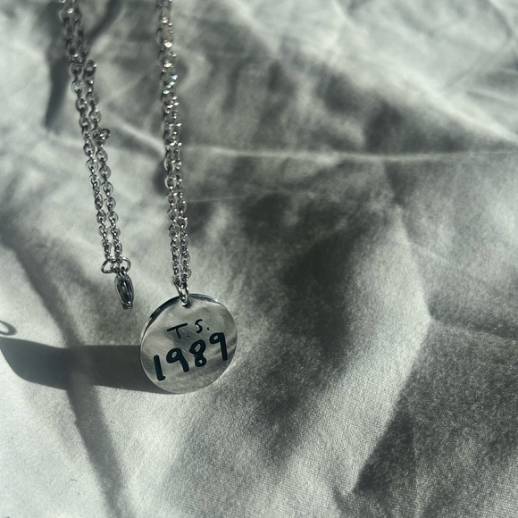 💛 Taylor Swift Fan Inspired 1989 Necklace - Silver - NWT - Picture 7 of 10